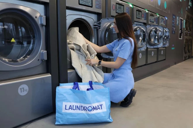 “Laundromat” ir vienīgā pašapkalpošanās veļas mazgātava Latvijā, kur iespējams norēķināties četros dažādos veidos – ne tikai ar bankas karti vai skaidrā naudā, bet arī ar klienta karti vai aplikāciju, kas nodrošina 10% atlaidi mazgāšanai un žāvēšanai.