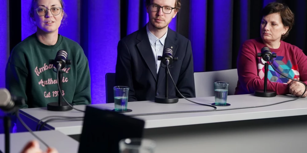 Sarunas dalībnieki: dramaturģe, politiķu cepinātāja Anete Konste (no kreisās), Latvijas Universitātes politiskās komunikācijas pētnieks, improvizācija teātra "Ārprāts" aktieris Mārtiņš Pričins un nacionālā rehabilitācijas centra "Vaivari" valdes priekšsēdētāja, bijusī veselības ministre Ilze Viņķele.