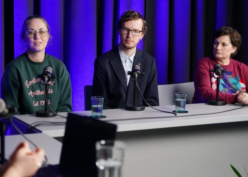 Sarunas dalībnieki: dramaturģe, politiķu cepinātāja Anete Konste (no kreisās), Latvijas Universitātes politiskās komunikācijas pētnieks, improvizācija teātra "Ārprāts" aktieris Mārtiņš Pričins un nacionālā rehabilitācijas centra "Vaivari" valdes priekšsēdētāja, bijusī veselības ministre Ilze Viņķele.