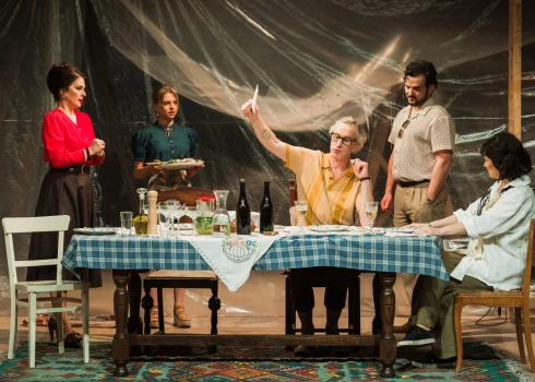 Dailes teātrī šodien pirmizrādi piedzīvos izrāde “Milzis”.