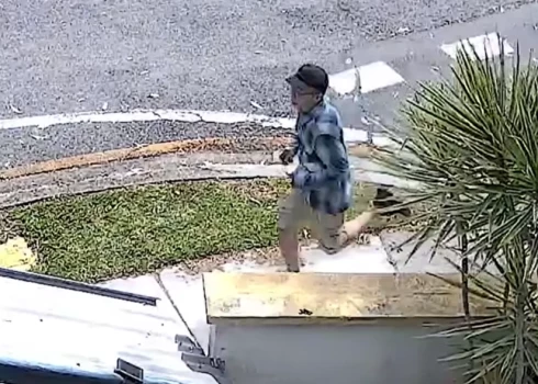 Vīrietis aizbēg no Brisbenas parka pēc vārošas kafijas uzliešanas svešam zīdainim (ekrānuzņēmums no video)