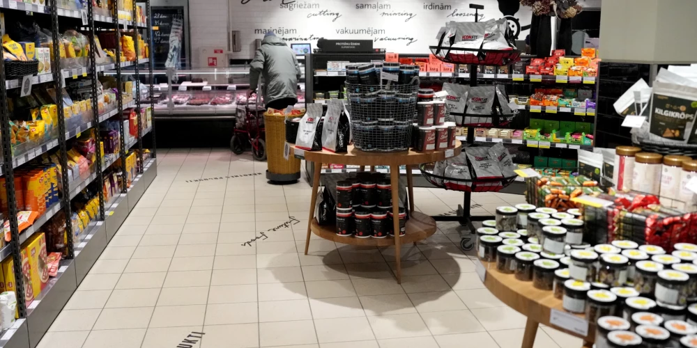 В декабре экономные покупатели полки с товаром не опрокидывали. 