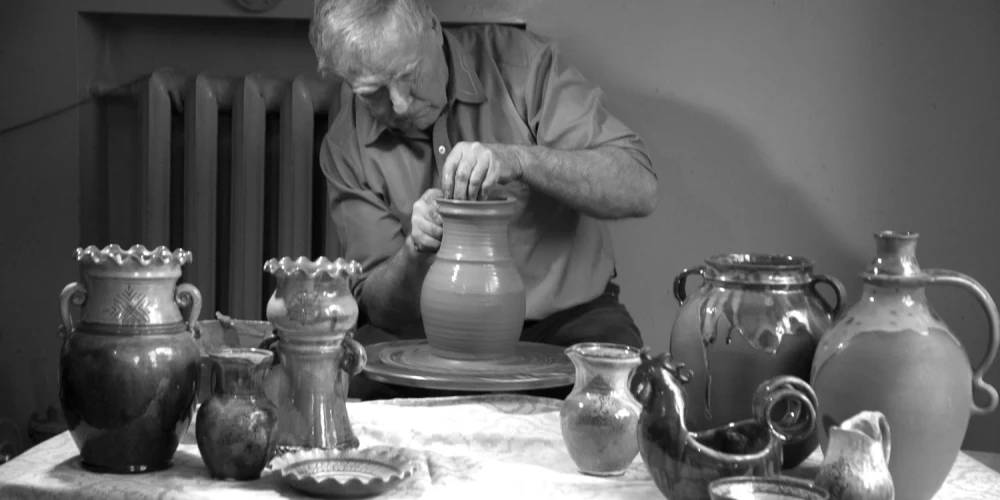 Mūžībā devies izcilais keramiķis Jānis Seiksts.