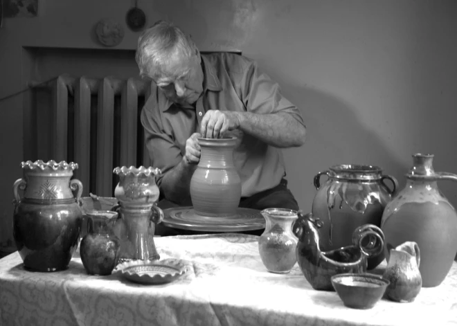 Mūžībā devies keramiķis Jānis Seiksts