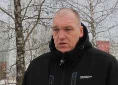 Jelgavas pamatskolā cietušās pirmklasnieces tēvs pieprasa izslēgt no skolas zēnu, kas uzbruka viņa bērnam