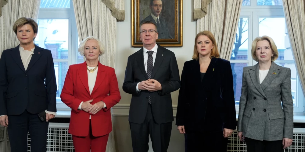 Ārlietu ministre Baiba Braže (no kreisās), Saeimas priekšsēdētāja Daiga Mieriņa, Valsts prezidents Edgars Rinkēvičs, Ministru prezidente Evika Siliņa un Saeimas Ārlietu komisijas priekšsēdētāja Ināra Mūrniece  fotografējas pie Zigfrīda Annas Meierovica portreta Saeimas nama Kamīnzālē pirms ikgadējām ārpolitikas debatēm.