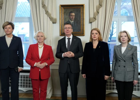 Ārlietu ministre Baiba Braže (no kreisās), Saeimas priekšsēdētāja Daiga Mieriņa, Valsts prezidents Edgars Rinkēvičs, Ministru prezidente Evika Siliņa un Saeimas Ārlietu komisijas priekšsēdētāja Ināra Mūrniece  fotografējas pie Zigfrīda Annas Meierovica portreta Saeimas nama Kamīnzālē pirms ikgadējām ārpolitikas debatēm.