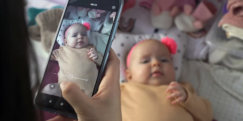 Bērnrādīšana (sharenting) ir plaši izplatīta prakse, kad vecāki publiski dalās ar sava bērna personas datiem – attēliem un video – digitālajā vidē.