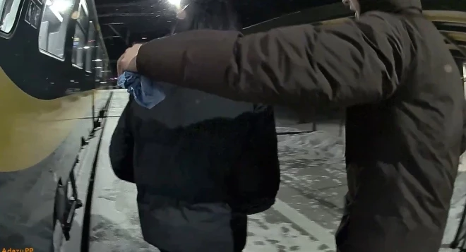 Ādažu novada pašvaldības policija no vilciena izved tur neadekvāti trakojošus iereibušus vīriešus.