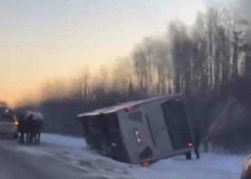 Uz Ventspils šosejas nobraucis no ceļa un apgāzies pasažieru autobuss. 