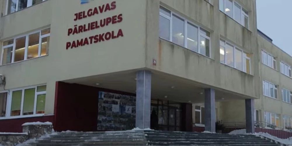 После инцидента в школе усилено наблюдение в классах.