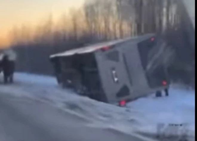 ВИДЕО: на Вентспилсском шоссе перевернулся пассажирский автобус