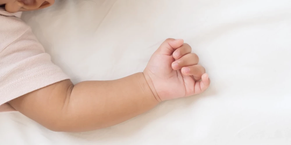 Ķengaragā uz ielas atstātā zīdaiņa mātei draud mūža ieslodzījums par slepkavības mēģinājumu. 