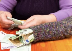 Noskaidrots, kāpēc Latvijas iedzīvotāji dod priekšroku naudas glabāšanai zeķē, nevis akcijās