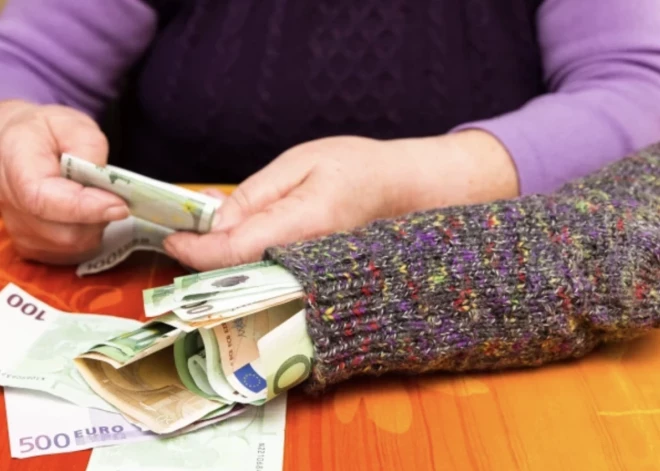 Noskaidrots, kāpēc Latvijas iedzīvotāji dod priekšroku naudas glabāšanai zeķē, nevis akcijās