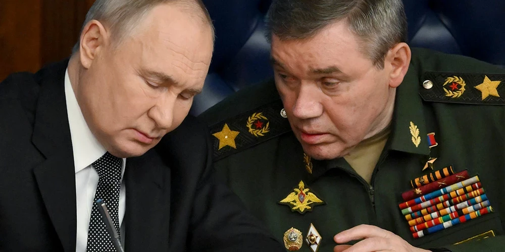 Kremļa diktaors Vladimirs Putins uzklausa Krievijas Ģenerālštāba priekšnieku Valēriju Gerasimovu.