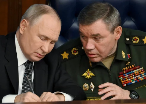 Kremļa diktaors Vladimirs Putins uzklausa Krievijas Ģenerālštāba priekšnieku Valēriju Gerasimovu.