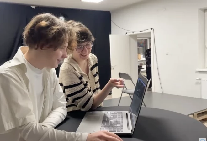 Alina Hačetlova māca Daugavpils skolēnam spēli "Medības uz dezinformāciju".