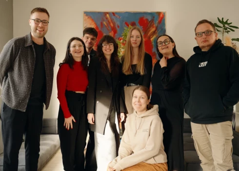 Reģionos pie robežām, kur daudzi, neskatoties uz aizliegumiem, joprojām skatās Krievijas un Baltkrievijas televīziju, šie jautājumi ir īpaši aktuāli. Tāpat aktuāla ir latviešu valodas zināšana un lietošana. 