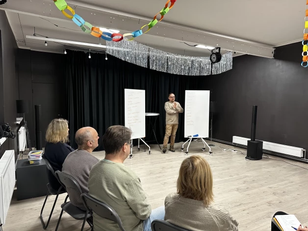 Latviešu valodas sarunu kluba nodarbības vada Viktors Andruškevičs.