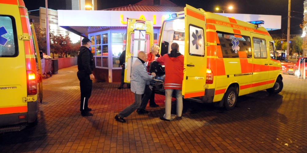 В морозы люди падают на улице и быстро переохлаждаются.