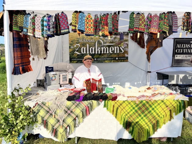 Aigars izveidojis savu studiju un rāda skaistos darbus cilvēkiem.