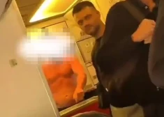 "Nomirstam šeit visi!" Puspliks tūrists izraisa haosu un izlec no pasažieru lidmašīnas. VIDEO