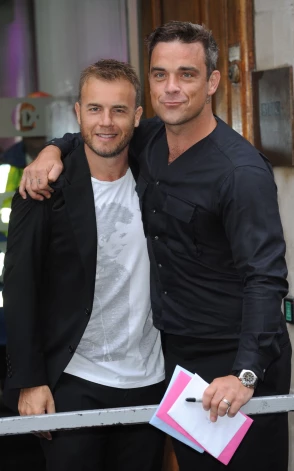 Garijs Bārlovs un Robijs Viljamss 2010. gadā, izdodot kopīgu singlu “Shame”.