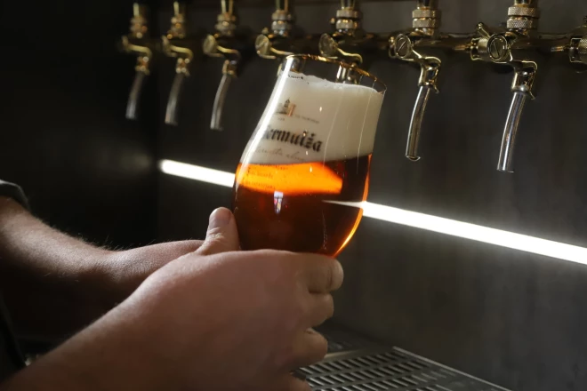 “Valmiermuižu” sagaida brīnišķīgs turpinājums, jo jau no pirmās dienas “Valmiermuiža” tika veidota uz drošiem pamatiem. Pirmais drošais pamats bija tas, ka “Valmierumuižu” brūvē tikai Valmiermuižā un sauc par “Valmiermuižu”. Ļoti vienkārši, saka Aigars Ruņģis