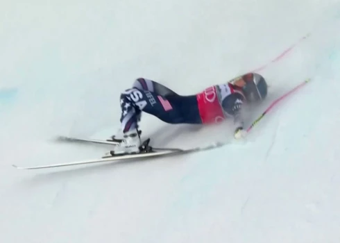 Lindsija Vona pēc kritiena tika nodota mediķu rokās.