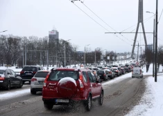 Uz Vanšu tilta virzienā uz centru izveidojies pamatīgs sastrēgums