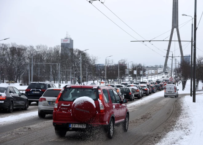 Trīs auto sadursmes dēļ uz Vanšu tilta virzienā uz centru izveidojies pamatīgs sastrēgums