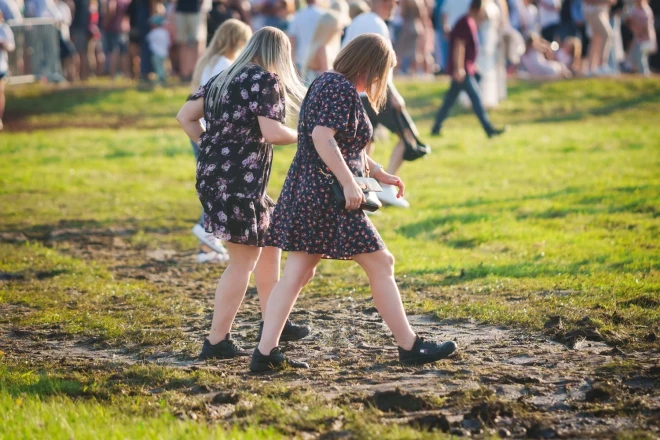 За неделю до концерта в городе шли интенсивные дожди, которые создали значительные неудобства для зрителей и серьезно повредили травяное покрытие.