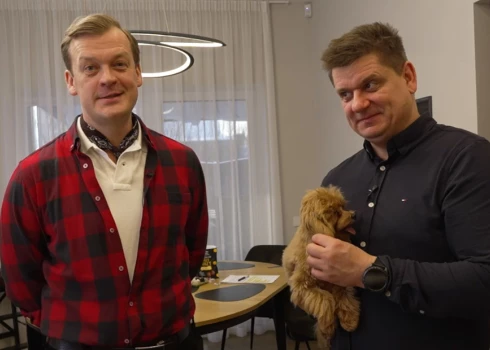 Restorānu “Hercogs” īpašnieks  Andris Rūmītis un raidījuma vadītājs Rihards Lepers.