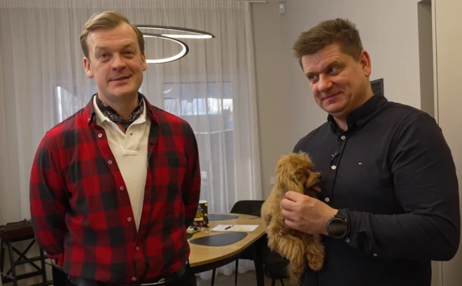 Restorānu “Hercogs” īpašnieks  Andris Rūmītis un raidījuma vadītājs Rihards Lepers.