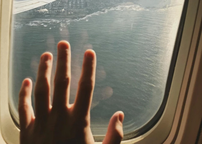 Kāpēc pasažieri pie loga bieži pārkāpj šo vienkāršo noteikumu, skaidro pilots