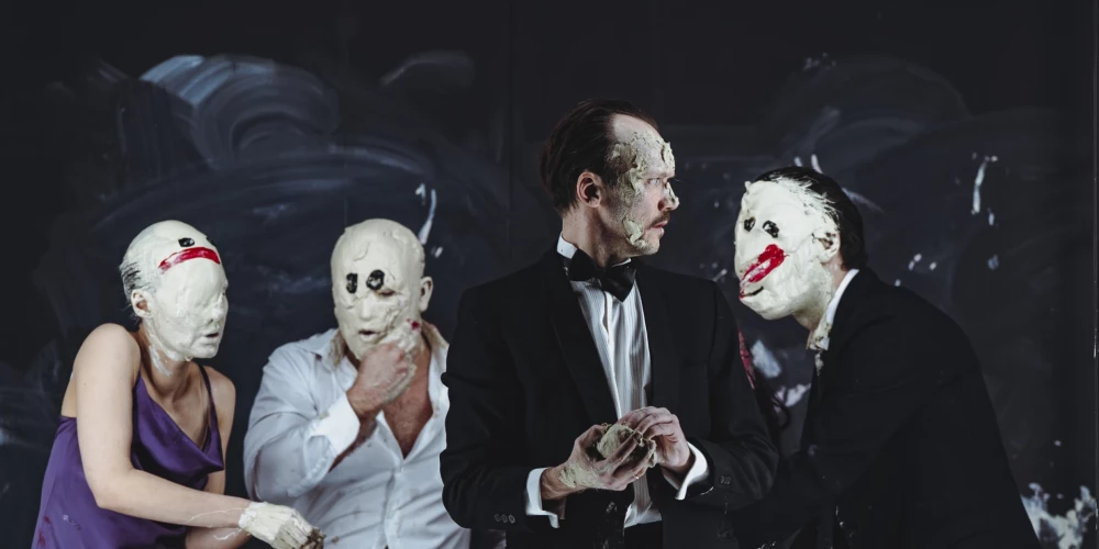 Kopā ar spilgtiem Latvijas, Lielbritānijas, Francijas un Polijas skatuves māksliniekiem ir radīta fantāziju un realitātes pasaule, kas pavērs priekškaru uz cilvēku tumšākajām vēlmēm, iekāri, sapņiem un seksualitāti.