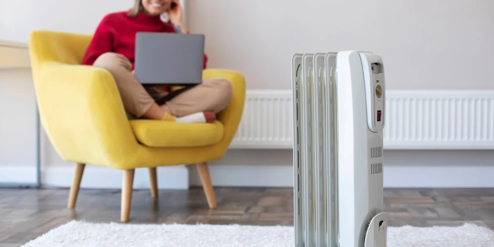 Daudzi pircēji veikalos meklē brīnumlīdzekli – sildītāju, kas patērēs maz, bet sildīs jaudīgi. Eksperte gan norāda uz skarbo realitāti – elektriskās pretestības sildītāju pasaulē brīnumu nav.