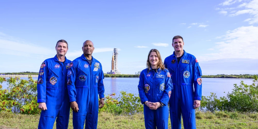 "Artemis" komanda, no kreisās: Džeremijs Hansens, pilots Viktors Glovers, misijas speciāliste Kristīnai Koha un komandieris Rīds Vaizmens