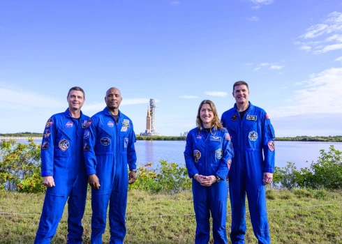 "Artemis" komanda, no kreisās: Džeremijs Hansens, pilots Viktors Glovers, misijas speciāliste Kristīnai Koha un komandieris Rīds Vaizmens