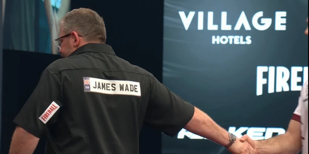 Džeimss Veids uzgriež muguru Madaram Razmam nelaipnā rokasspiedienā (ekrānuzņēmums no "X")