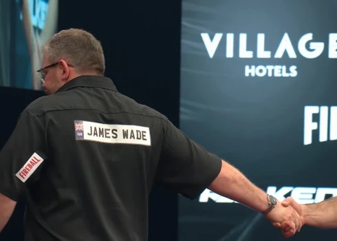 Džeimss Veids uzgriež muguru Madaram Razmam nelaipnā rokasspiedienā (ekrānuzņēmums no "X")