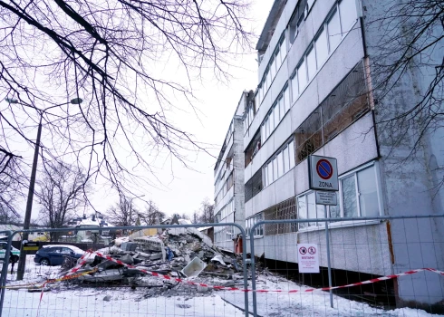 Gāzes sprādzienā cietusī daudzdzīvokļu māja Bauskas ielā