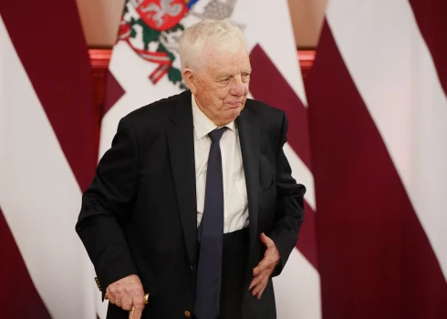 Komponists un pianists Raimonds Pauls piedalās svinīgajā Triju Zvaigžņu ordeņa pasniegšanas ceremonijā Rīgas pilī Latvijas Republikas proklamēšanas 107. gadadienā.