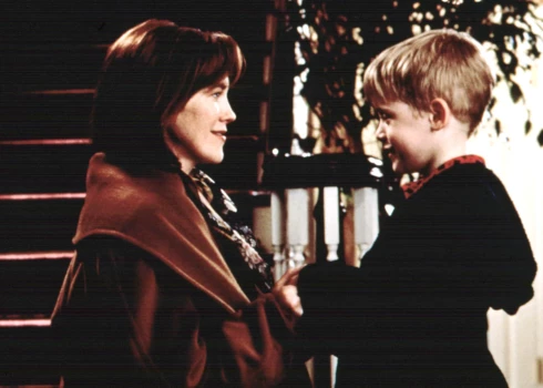 Маколей Калкин и Кэтрин О’Хара в фильме "Один дома".