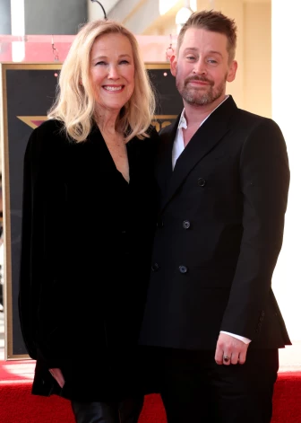 Маколей Калкин и Кэтрин О’Хара на церемонии открытия его звезды на Голливудской «Аллее славы». Лос-Анджелес (Калифорния), 1 декабря 2023 года.