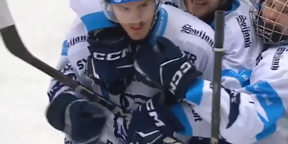 Liberecas "Bili Tygrzi" komandas biedri apsveic Kristapu Zīli pēc vārtu guvuma (ekrānuzņēmums no video)