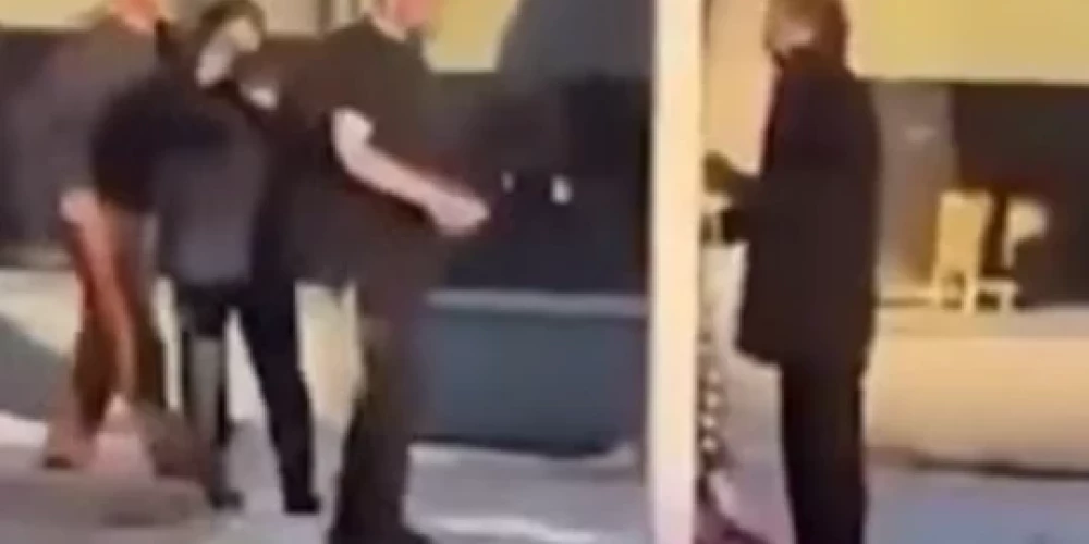 Grenlandieši neļauj vācu komiķim Maksi Šafrotam pacelt ASV karogu (ekrānuzņēmums no video) 