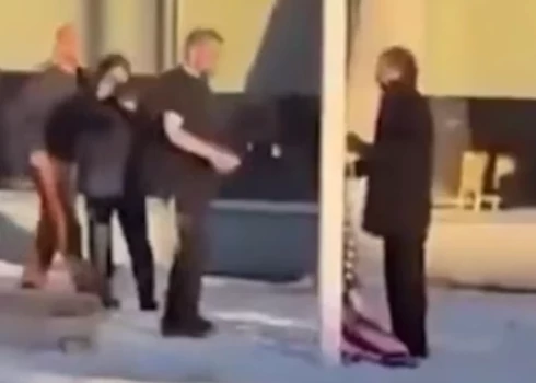 Grenlandieši neļauj vācu komiķim Maksi Šafrotam pacelt ASV karogu (ekrānuzņēmums no video) 