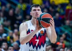 Rodions Kurucs ar 15 punktiem palīdz "Baskonia" sarūgtināt "Žalgiri" Eirolīgas mačā